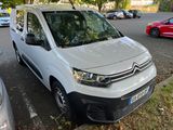 une camionnette blanche garée sur le côté de la rue