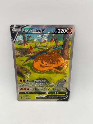 gros plan d'une carte pokemon sur une surface blanche