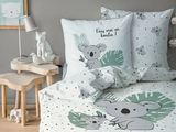 un lit avec une couette blanche ornée d'un motif de koala