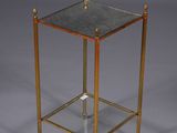 une table d'appoint en laiton et en verre, avec un plateau en verre