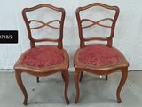 deux chaises en bois avec des coussins rembourrés rouges et un fond blanc