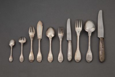 beaucoup d'argenterie sur une table avec un couteau et une fourchette