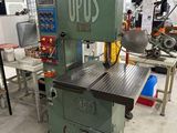 une image d'une machine dans une usine