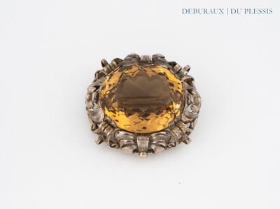 une image représentant une broche ornée d'une grosse citrine au centre
