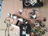 une boîte remplie de bijoux et d'accessoires en tout genre posée par terre