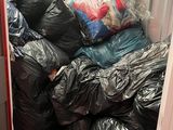 un tas d'ordures dans un débarras, près d'une porte