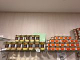 de nombreux bocaux de conserve sur les rayons du magasin