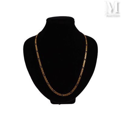 un collier à chaîne en or sur le cou d'un mannequin