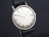 une image d'un gros plan d'une montre-bracelet sur une surface noire