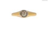une image représentant une bague en or jaune sertie d'un diamant au centre