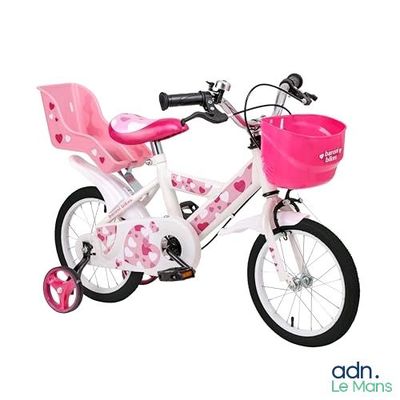 un vélo de petite fille avec un panier rose dessus