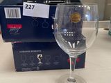 un verre à vin posé sur une table à côté d'une boîte de verres à vin