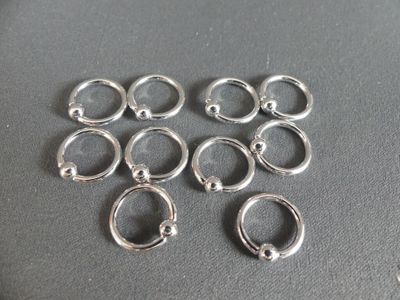 six paires d'anneaux de jonction plaqués argent sur un fond noir