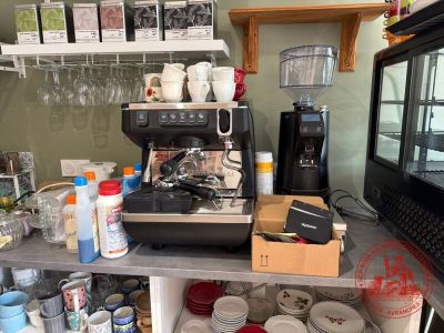 une machine à café posée sur une étagère dans une cuisine
