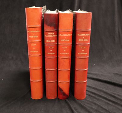 trois livres rouges posés sur une table recouverte d'un tissu noir