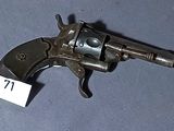 un vieux pistolet avec une étiquette sur le côté
