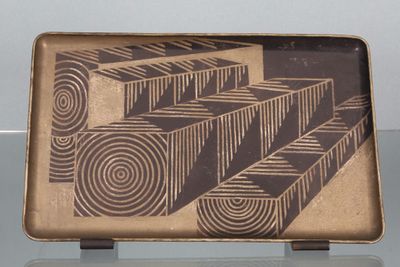 un plateau orné d'un motif, posé sur une table