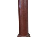 un vase rouge avec une base en bois sur fond blanc