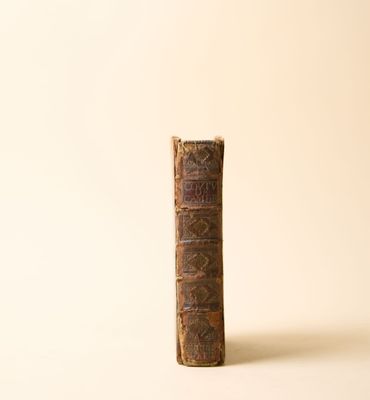 un vieux livre posé sur une table