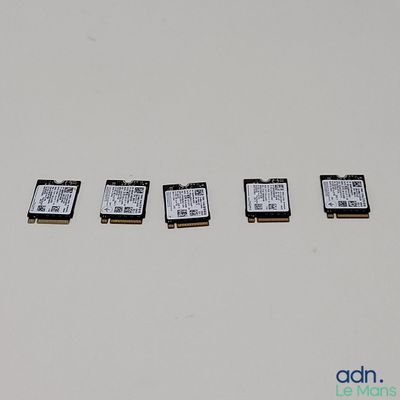 quatre appareils électroniques posés sur une surface blanche