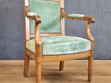 une chaise en bois avec un revêtement vert, rembourrée, rembourrée, rembourrée, rembourrée, rembourrée, rembourrée, rembourrée