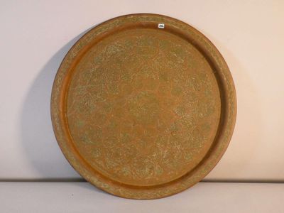 une assiette marron posée sur une table, sur fond blanc