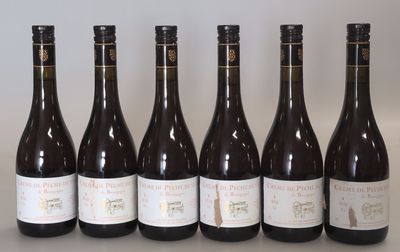 six bouteilles de vin alignées sur une table