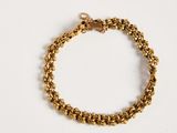 un bracelet à chaîne en or avec un fermoir sur fond blanc