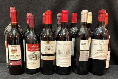 plusieurs bouteilles de vin rouge sont alignées sur une table