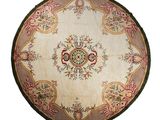 un tapis rond orné d'un motif floral