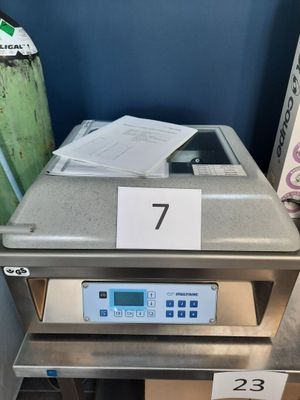 une machine posée sur une table