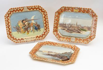trois assiettes sur lesquelles figure l'image d'un homme à cheval et d'une femme à cheval