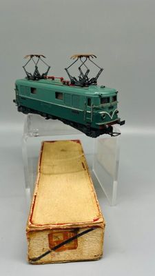 un petit train vert exposé dans une boîte