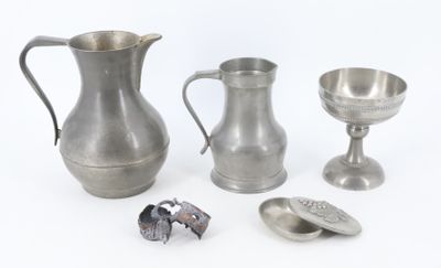 beaucoup d'objets en argent sur une surface blanche