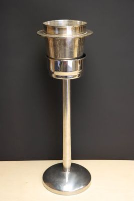 une tasse en métal posée sur une table