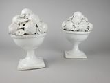 deux vases blancs remplis de différentes sortes de pierres