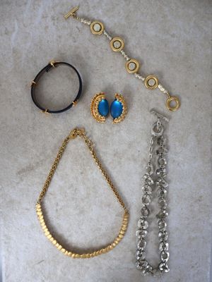 beaucoup de bijoux posés à même le sol