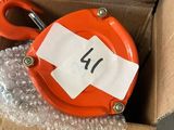une boîte contenant une paire de ciseaux