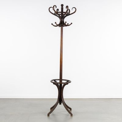 un porte-manteau en bois surmonté d'une tringle à vêtements
