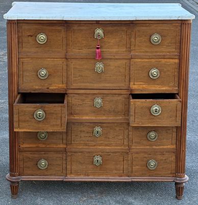 une photo d'une commode en bois avec un plateau en marbre et des tiroirs