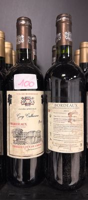 des bouteilles de vin sont alignées sur une étagère dans un magasin