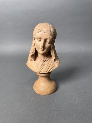 Buste de femme dans le style Troubadour, en terre cuite