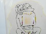 un dessin représentant une femme et un enfant assis sur des toilettes