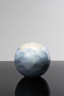 un vase bleu et blanc posé sur une table noire