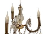une image représentant un lustre à trois lumières suspendu au plafond