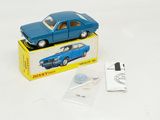 une petite voiture bleue posée sur une boîte