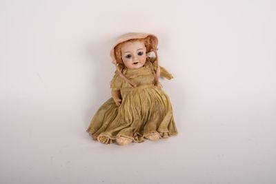 HEUBACH - Germany Petite poupée tête porcelaine, yeux fixes,…