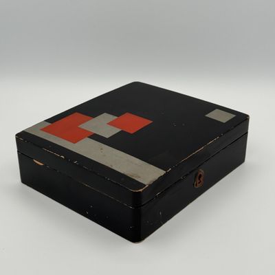 JAPON, MODERNASIA Petite boite en bois laqué à décor peint g…