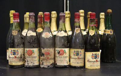 plusieurs bouteilles de vin sont alignées sur une table