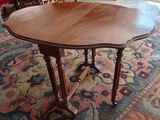 une table en bois avec un motif floral, posée à même le sol